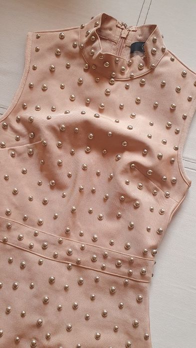 Рокля, тъмно бежово, бандажна с капси