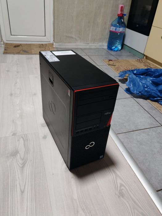 Продавам отлично запазен настолен компютър Fujitsu Esprimo P956, серия