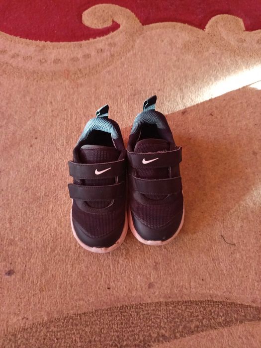 Продавам детски оригинални маратонки на Найк.