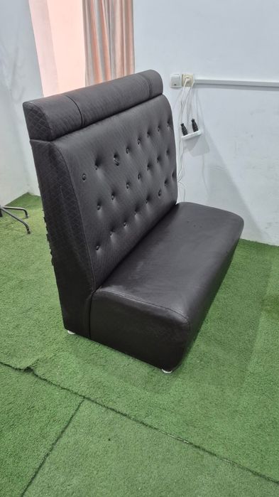 Диван кожаный чистый