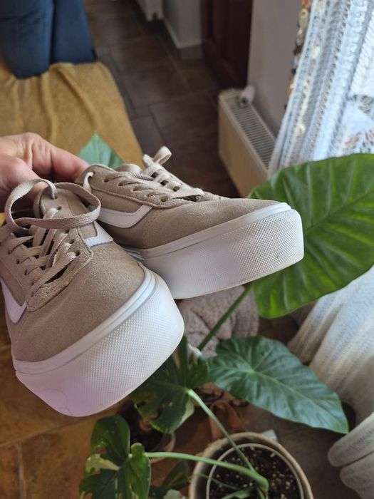 Vând teniși Vans