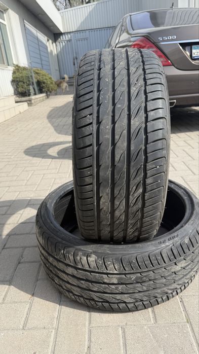 Шины 2 баллон 225,35,R20.  2 баллон 235,35,R20 состояние хорошая