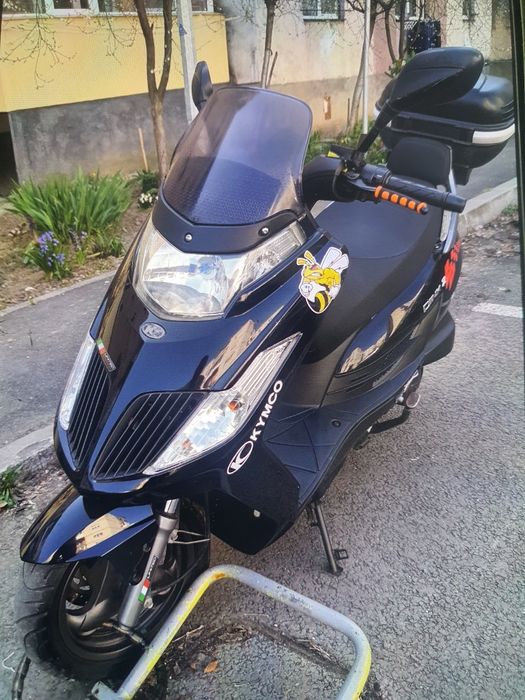 Vând sau schimb 2 scutere cu acte