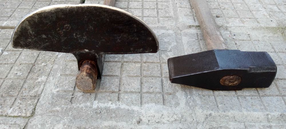 Кирки,  мотики, криви лопати