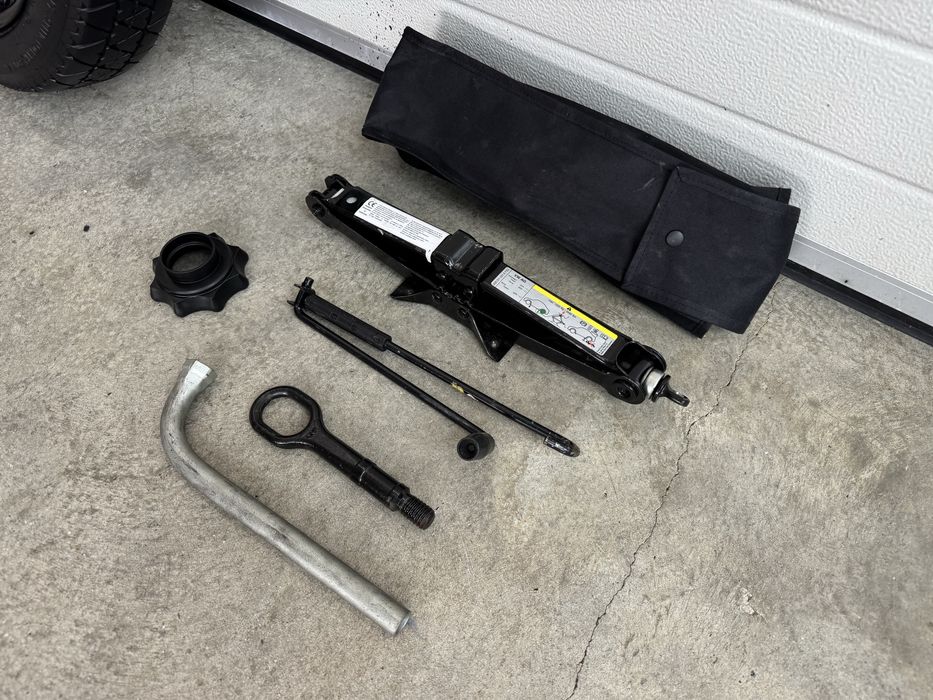 Оригинален авариен комплект за VW патерица,крик,ключ