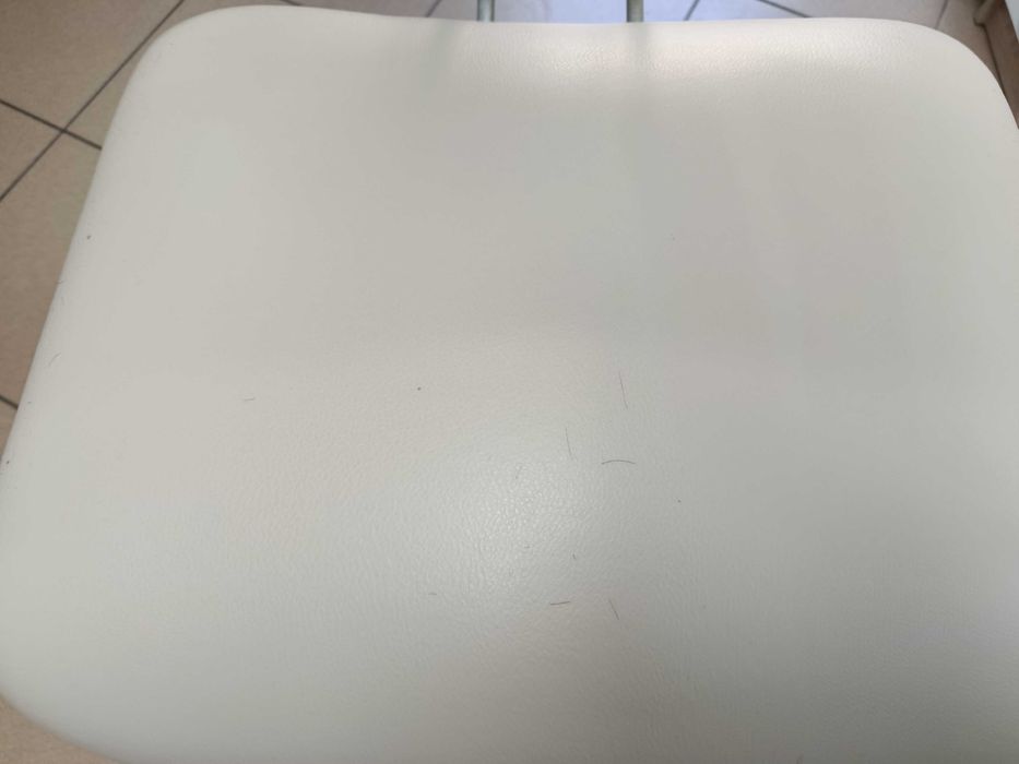 Продавам  фризьорски бежов стол  за работа