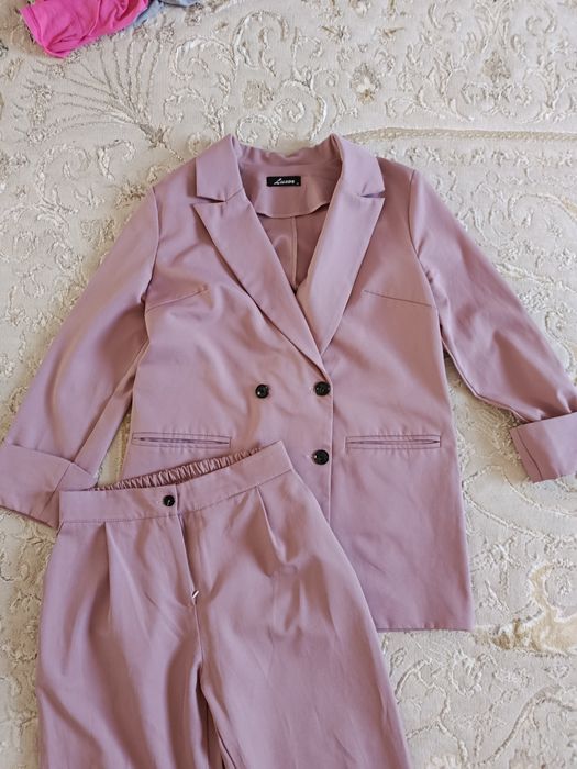 Костьюм кораловый цвет