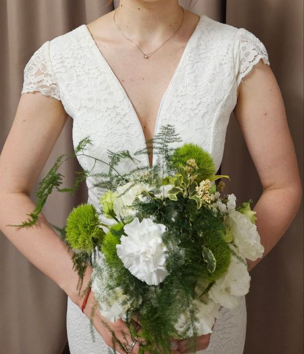 Бяла булчинска рокля по тялото, дантела