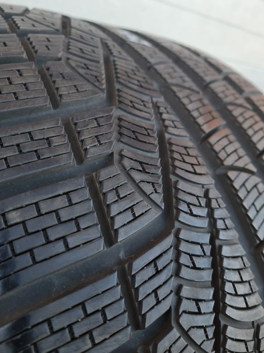 Зимни гуми 2 броя PIRELI SottoZero 295 30 R20 дот 4017