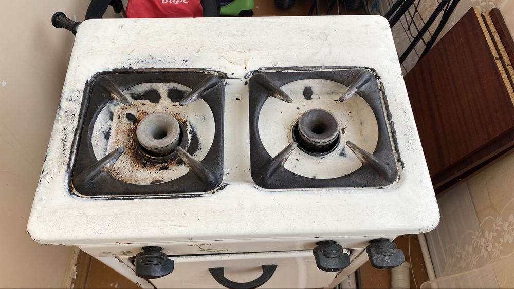 Газовая плита двухконфорочная.