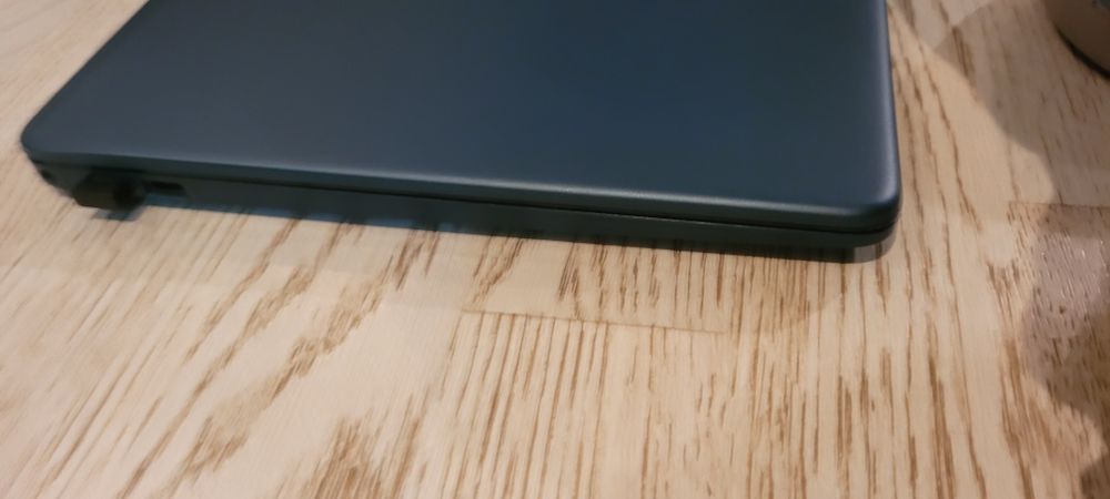 Vand laptop ca nou ,cu cutie