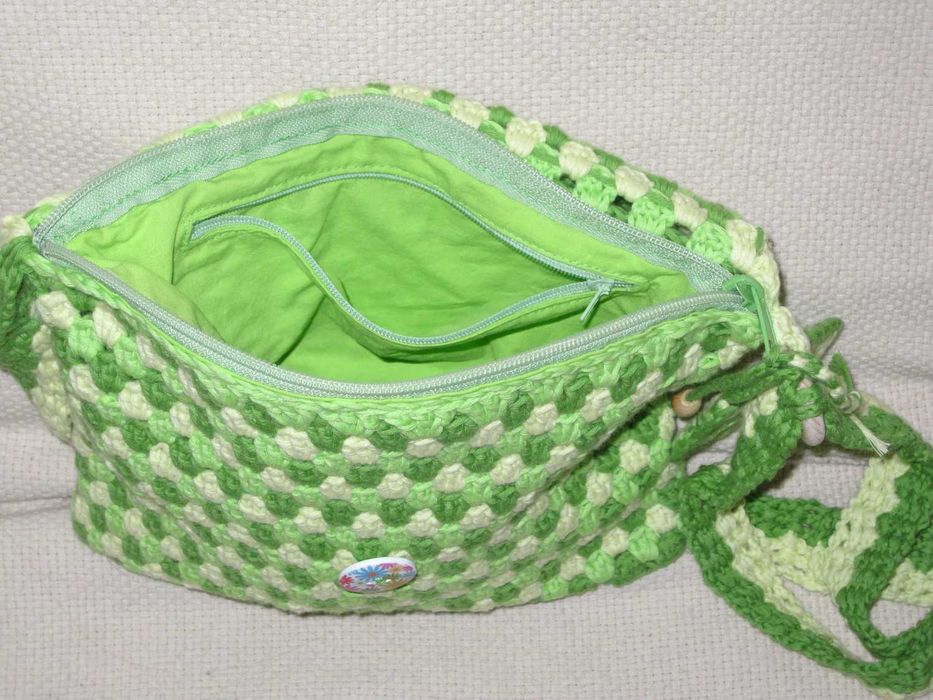 Свежа плетена чанта в зелено