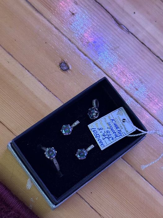 Продаются красивые серьги кольцо и кулон