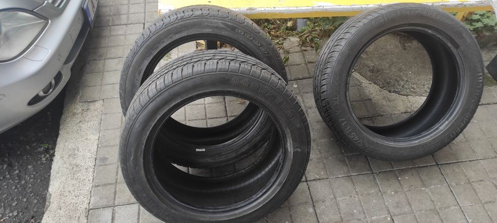 Летни гуми 17",  4 - броя комплект , на не повече от 500 км.