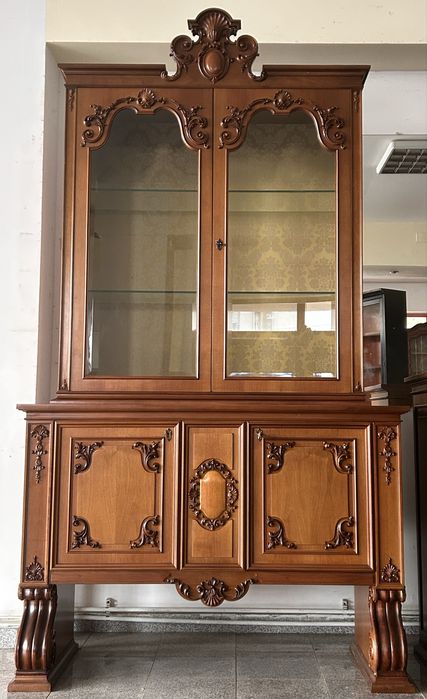 Vitrina din lemn masiv de nuc