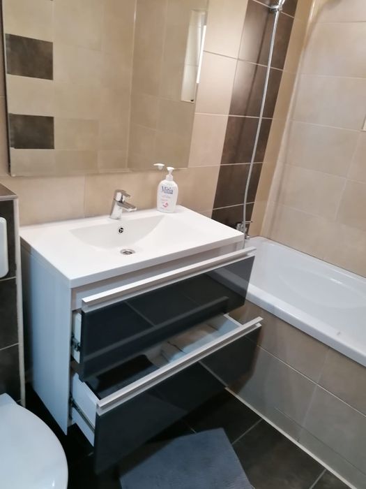 Inchiriez apartament 3 camere Dedeman etaj 4/4 FARA LIFT!!!