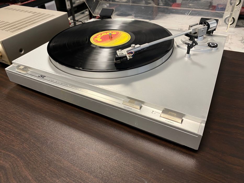 Полуавтоматичен грамофон JVC