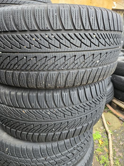 2бр. 285 45 20 Goodyear зимни.