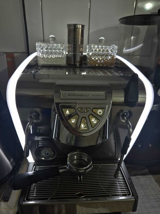 Espressor profesional Nuova Simonelli Musica cu rezervor apă–model LUX