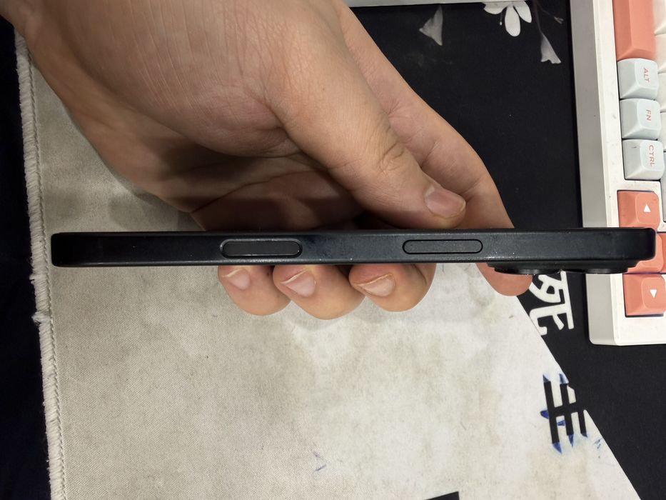 Продам айфон 16 256гб