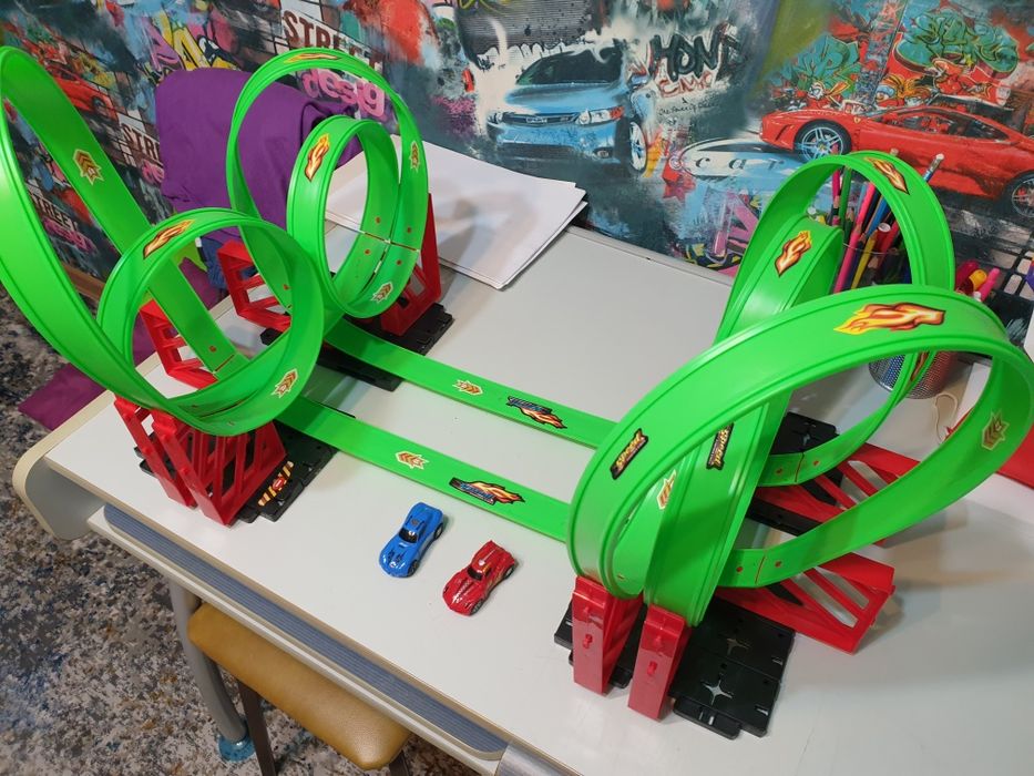 Продам игрушечный телефон, микрофон, дорогу хотвил