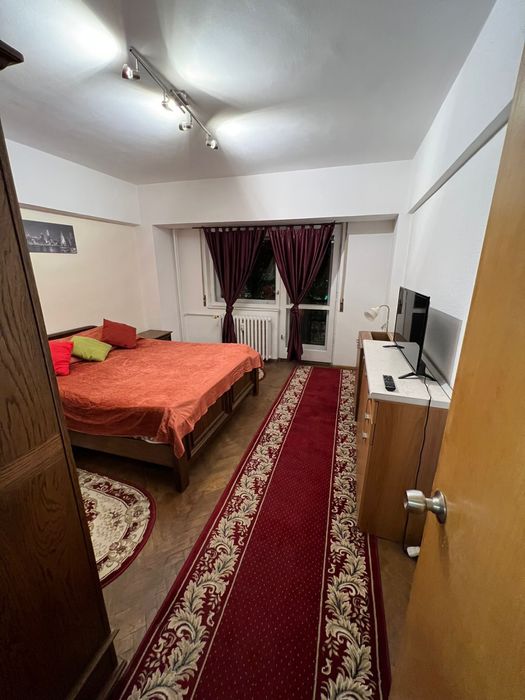 Închiriez apartament de 3 camere Piața Unirii