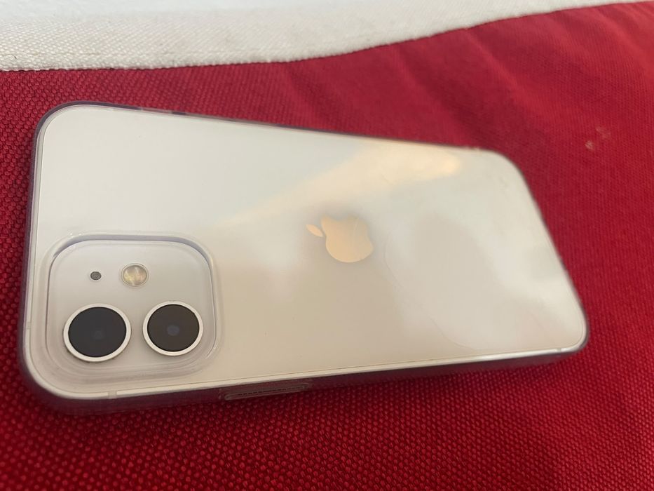 Vand sau schimb iphone 12  se vede in poza are sticla din spate crapta un pic in rest telefonu arata forte bine