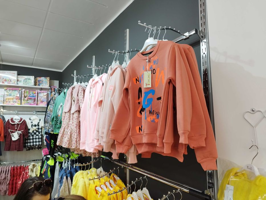 Оборудване от детски магазин – закачалки, щендери, профили, манекени