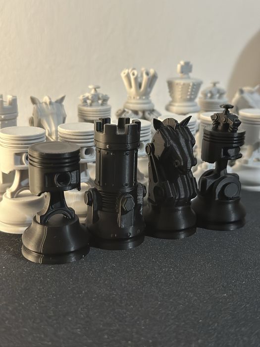 Engine chess set