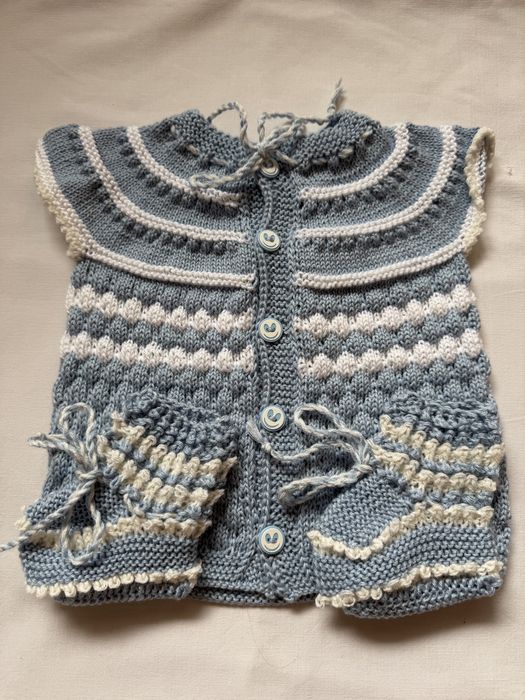 Синьо със бяло елече и терлички