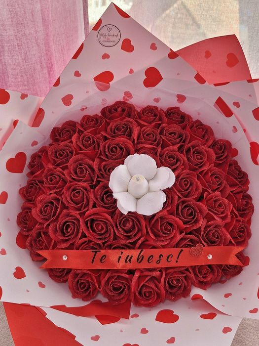 Buchete flori/buchet trandafiri sapun/căpșuni în ciocolată