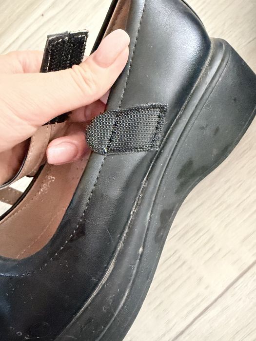 Продам школьные туфли