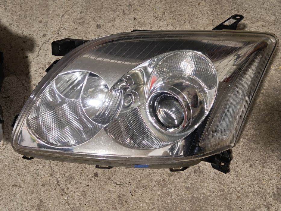 Фарове Toyota Avensis 2 T25 2003-2009г