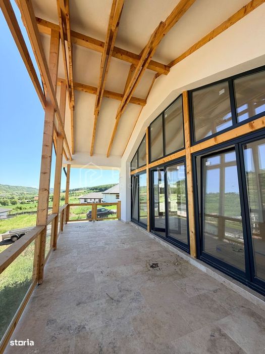 Vilă chalet modern cu perete panoramic de sticlă - Livezeni, Mureș