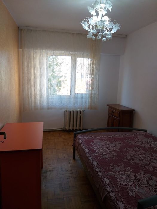 Ofer spre închiriere apartament cu 3 camere