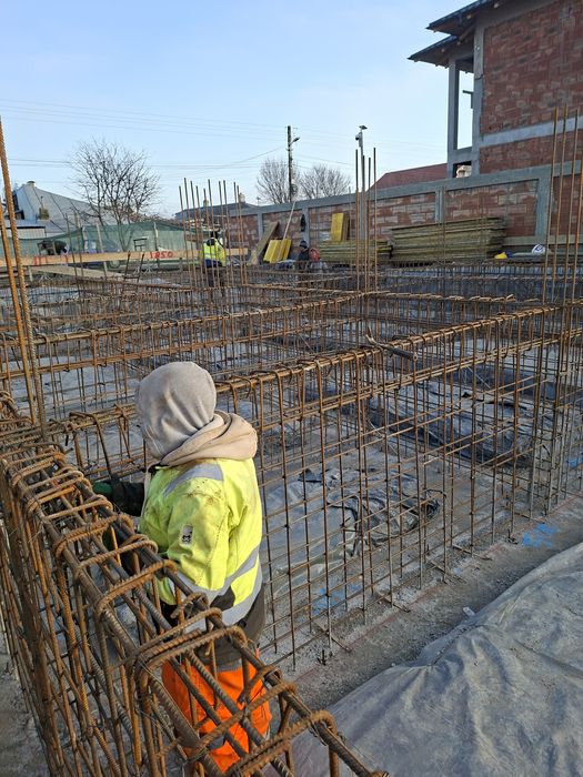 Contruim case la rosu !