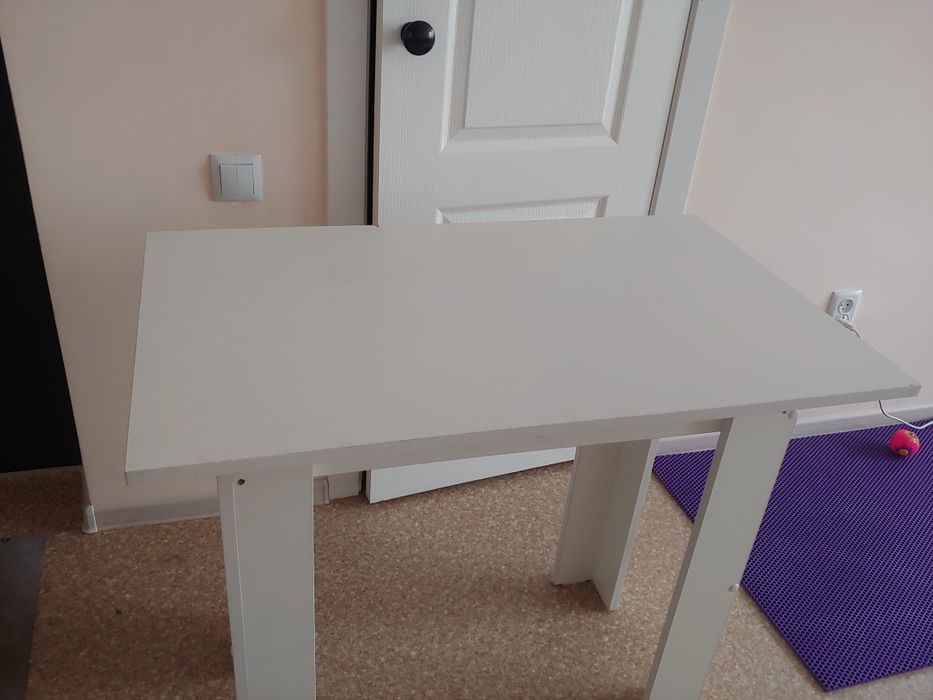 Продам стол белый