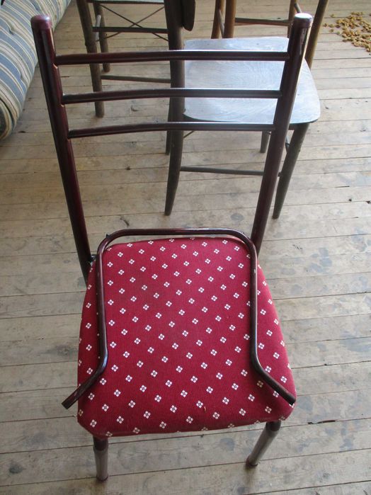 Столове  -4 дървени с антикварна ст-ст и 2 метални с дефекти за ремонт