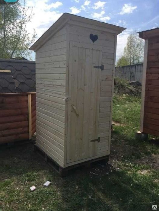 Уличный деревянный туалет