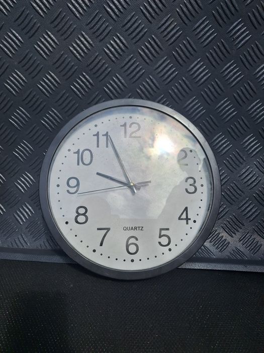 Стари стени часовници и картини