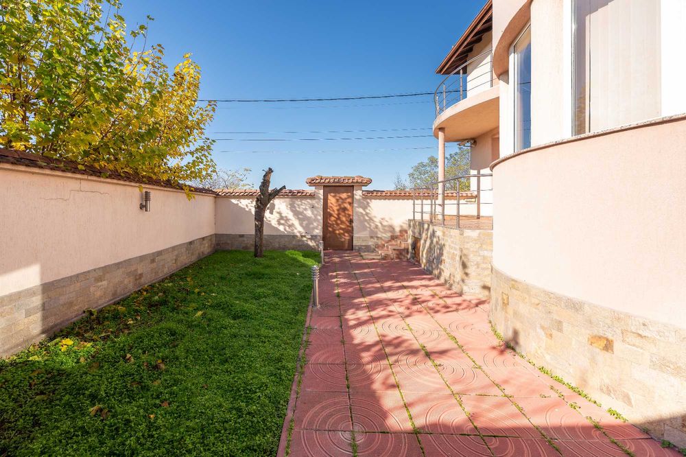 Продава се Многостаен апартамент в с. Граф Игнатиево, Област Пловдив - 500 кв.м за 740 €/кв.м - Снимка #1