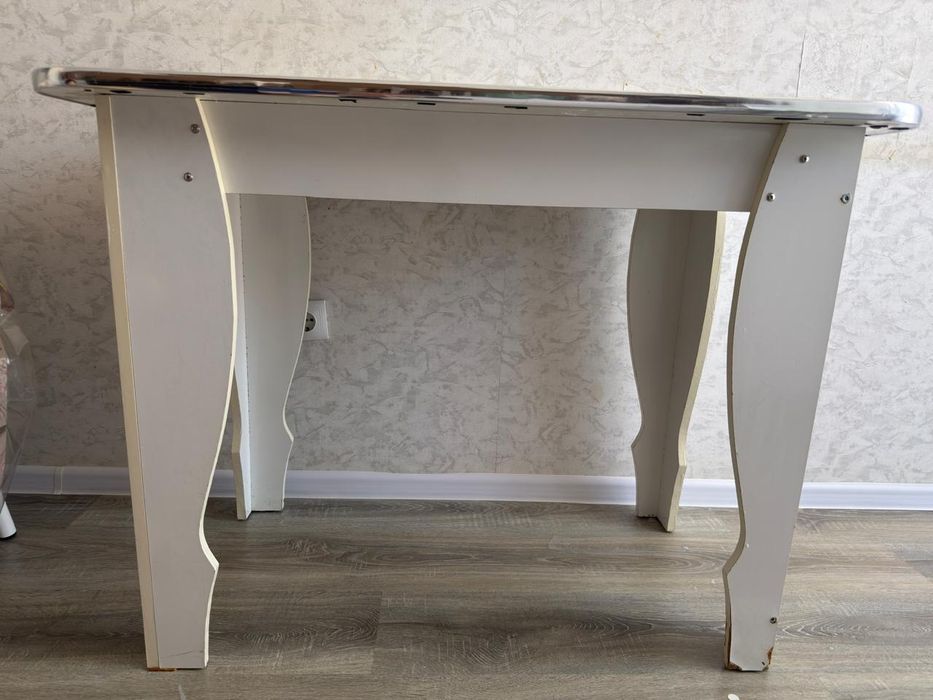 Стол кухонный белый