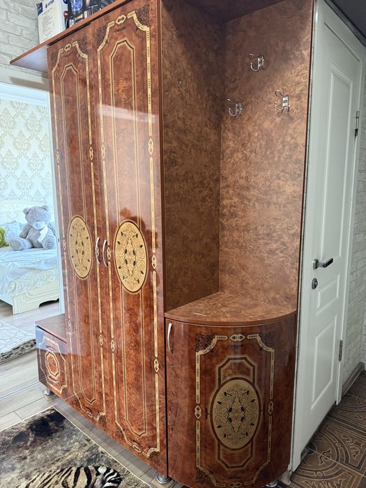 Продается прихожка шкаф