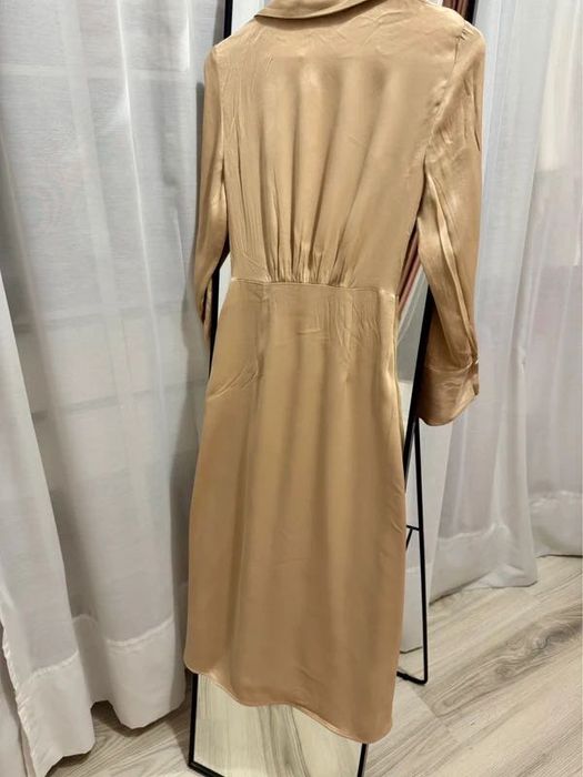 Rochie midi tip cămașă bej auriu cu lănțișor decorativ Zara mărimea S