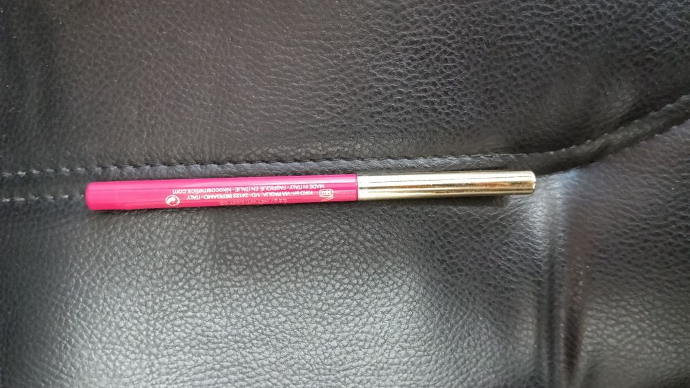 creion contur buze kiko