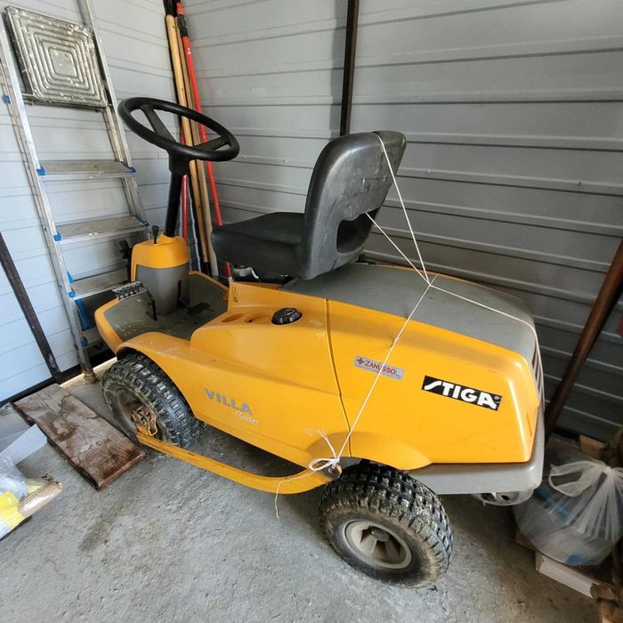 Vand tractoras de tuns iarba / gazonul marca Stiga Villa Master