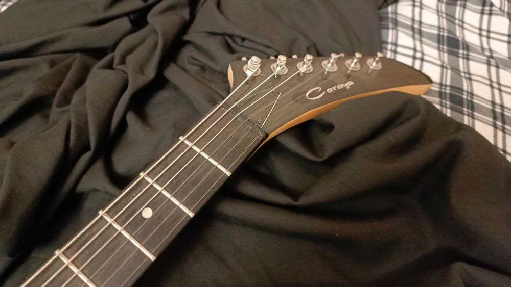 Продам электрогитару Caraya Flying V