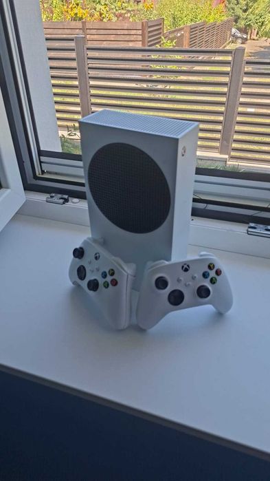 Vând Xbox Series S + 2 controlere