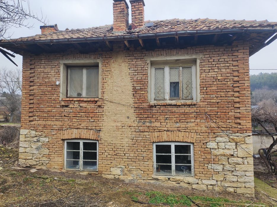 Къща и стопански постройки с гараж