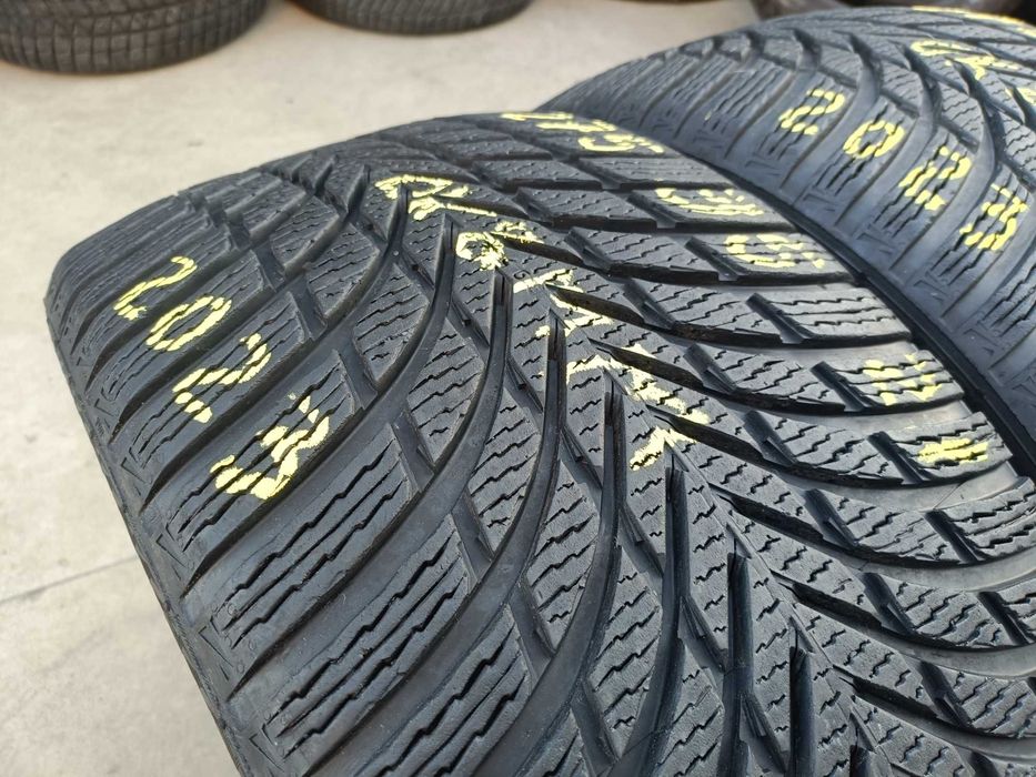 Doua anvelope de iarna 275 35 21 nokian snowproof 2 profil 8 mm
